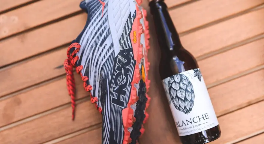 Chaussure de trail Hoka et bière artisanale. La récompense après l'effort, un bon équilibre entre alcool et sport.