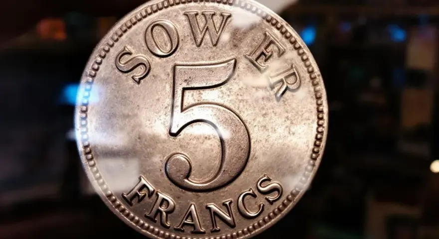 Une pièce de **5 francs 1994** en gros plan, avec le chiffre 5 et l'inscription "FRANCS" bien visibles.