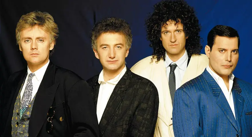 Les quatre membres de Queen posent ensemble, prêts à conquérir le monde avec leur musique légendaire.