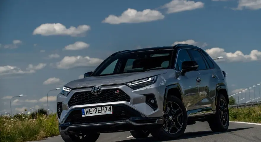 Szary Toyota RAV4 Hybrid GR Sport na drodze. Gdzie jest produkowana? W Japonii, USA, Kanadzie, Rosji, Chinach.