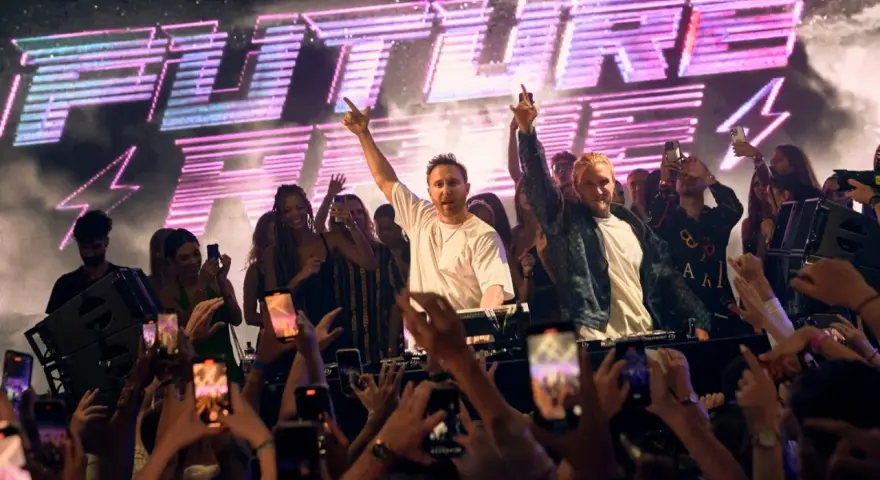 David Guetta und ein anderer DJ performen vor jubelnder Menge mit "FUTURE RAVE" Schriftzug.