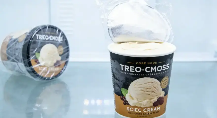 Zwei Becher Eis der Marke TREO-CMOSS stehen im Kühlschrank. Die Frage, wie lange ist Eis haltbar, beschäftigt viele.
