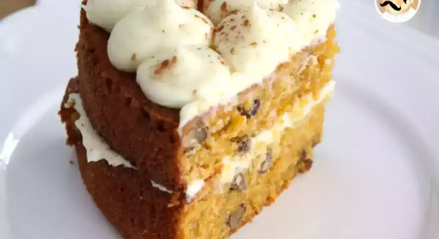 Deliciosa tarta de zanahoria y nueces, con capas de bizcocho esponjoso y un cremoso glaseado.