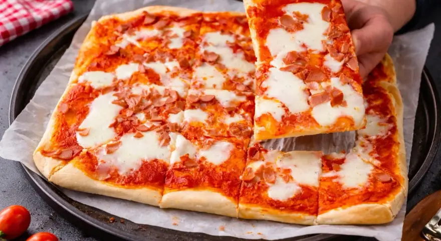 Pizza con lievito istantaneo, gustosa e veloce da preparare, con pomodoro, mozzarella filante e salame. Perfetta per una cena improvvisata.