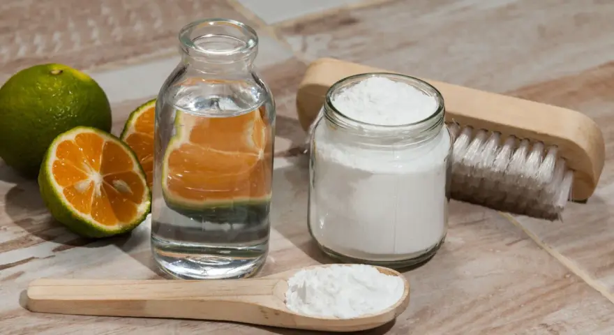 Ingredientes para blanquear ropa blanca con bicarbonato: naranjas, agua, bicarbonato y cepillo.