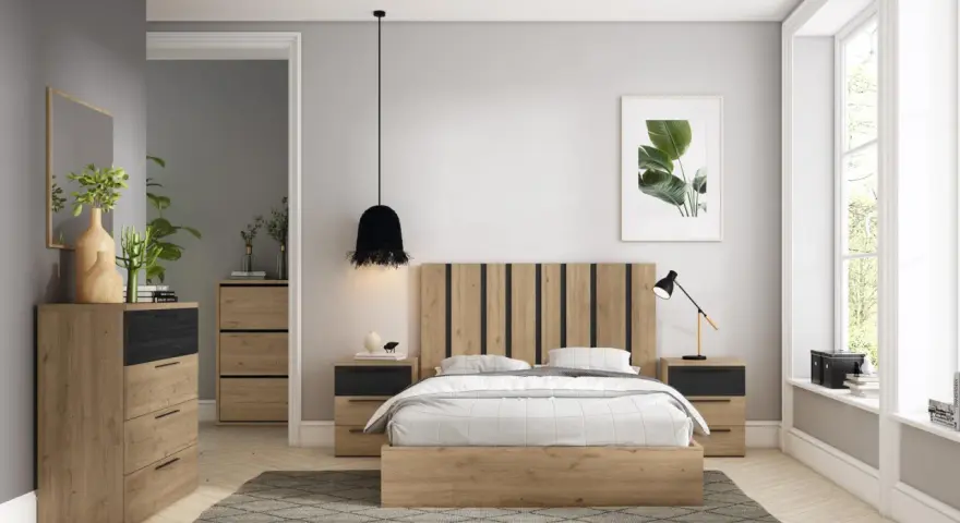 Habitación moderna con cama de madera, mesitas de noche, cómoda y alfombra de diseño. Varios tipos de alfombras se ven en la imagen, aportando calidez.