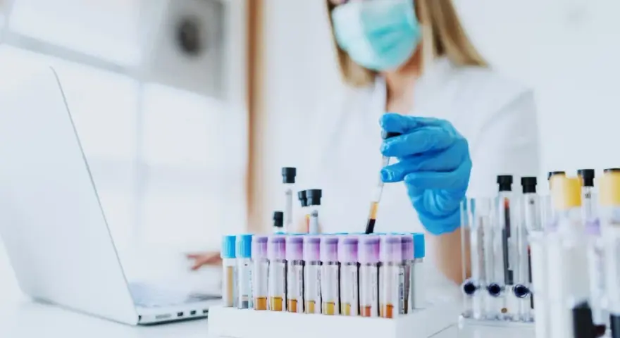 W laboratorium pracownik w maseczce i rękawiczkach pobiera próbkę krwi. Czy do laboratorium trzeba się rejestrować?
