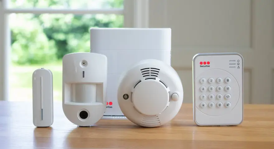 Säkerhetssystem med rörelsedetektor, dörrsensor, rökdetektor och manöverpanel. Styr allt enkelt med Cleverio app.