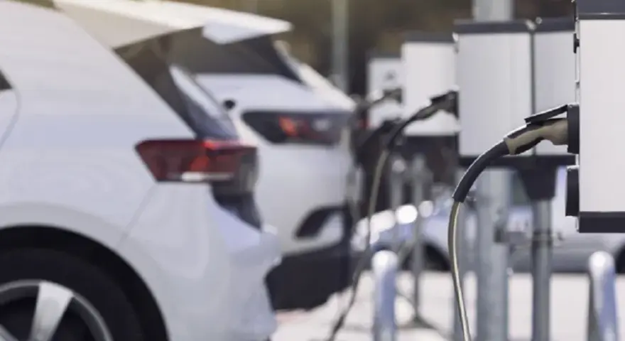 Ile kilometrów przejedzie samochód elektryczny? Zaskakujące fakty i porady