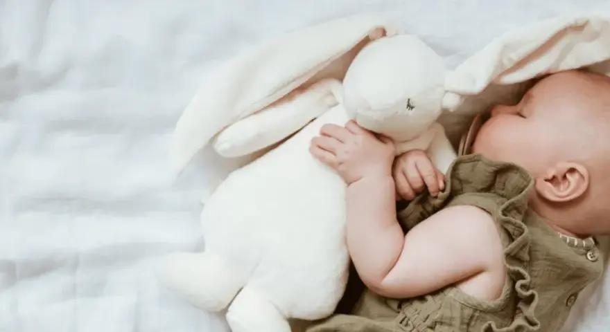 Od kiedy przytulanka dla niemowlaka? Kluczowe etapy rozwoju dziecka