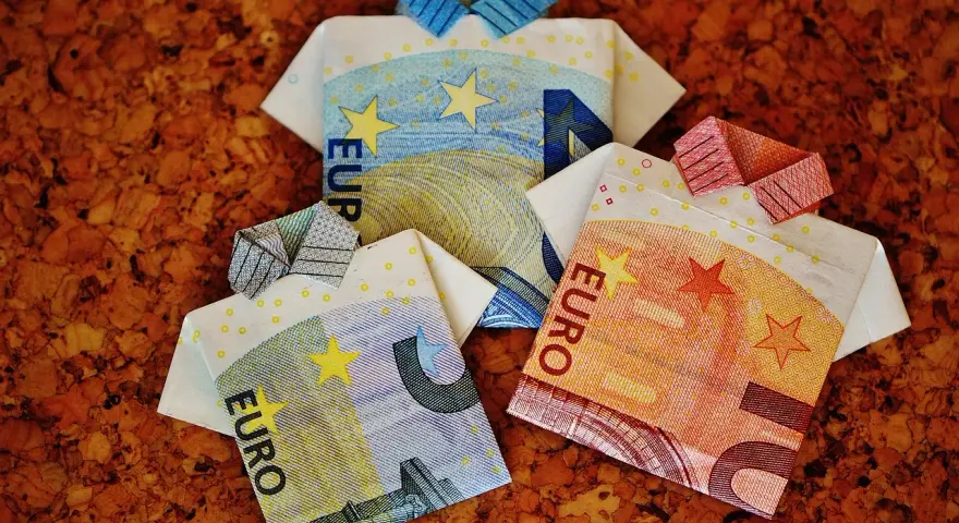 Trois chemises en origami faites de billets en euros. Une métaphore pour ceux qui choisissent de résider plus de 6 mois hors de France.