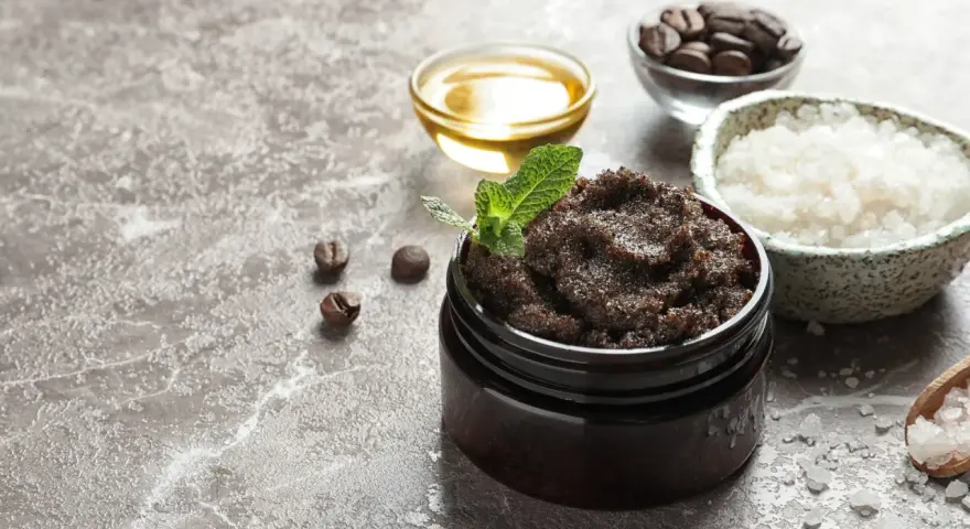 Domowy peeling do skóry głowy z kawy i soli, z dodatkiem oleju i mięty. Idealny do odświeżenia i regeneracji.