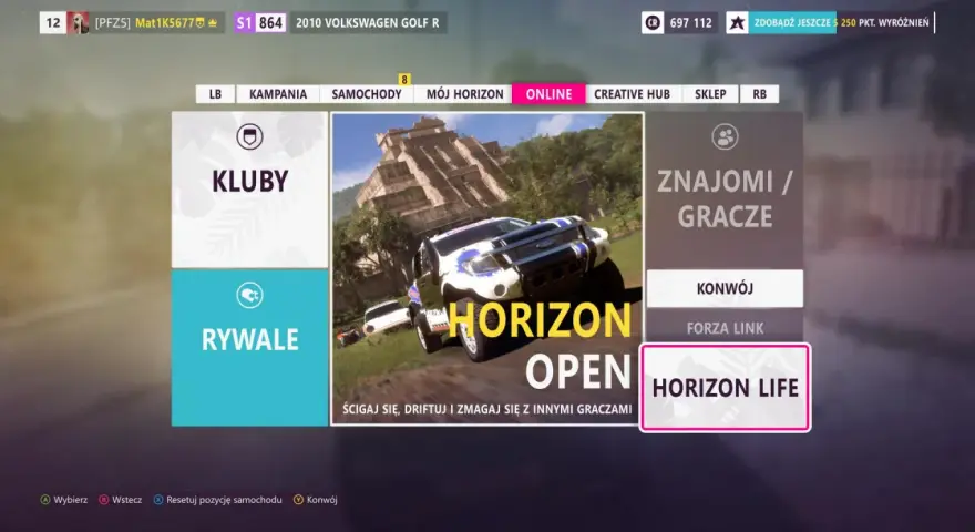 Menu gry Forza Horizon 5. Widok na opcje "Kluby", "Rywal", "Horizon Open" oraz "Znajomi / Gracze". W tle wyścigowe auto i piramida.