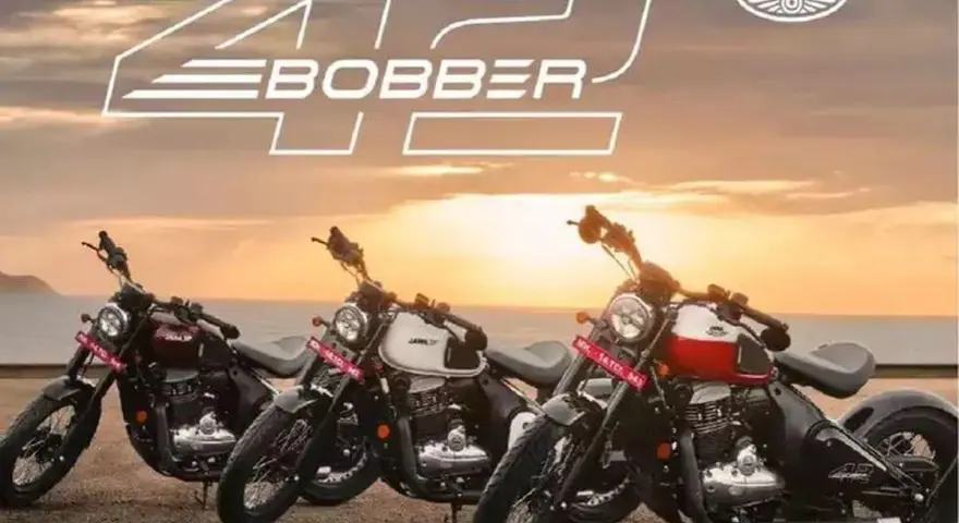 Tres motos Jawa 42 Bobber en diferentes colores, con el logo de Jawa y el nombre del modelo en el cielo al atardecer.