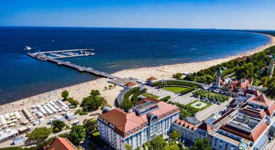 Sopot: plaża, molo, park i zabytkowe budynki tworzą malowniczy widok. Idealne miejsce na wypoczynek nad morzem, gdzie można poczuć atmosferę nadmorskich **termy nad morzem**.