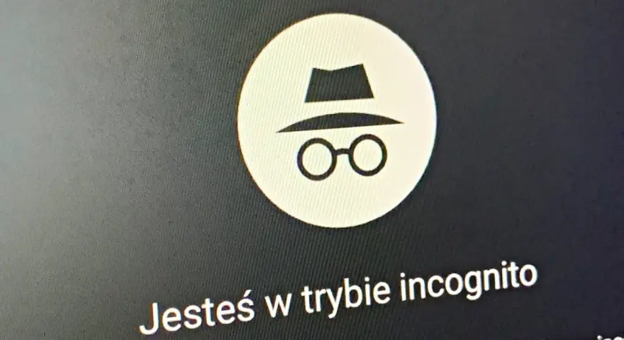 Ikona szpiega w okularach i kapeluszu. Komunikat "Jesteś w trybie incognito" sugeruje, że Twoja historia przeglądania pozostanie prywatna.