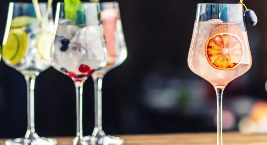 Z czym pić gin lubuski? Orzeźwiające drinki z owocami i lodem, idealne na letnie wieczory.