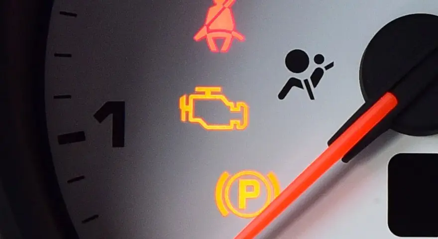 Kontrolka check engine świeci się. Czy można jeździć? Na desce rozdzielczej widać też kontrolki pasów i poduszek powietrznych.
