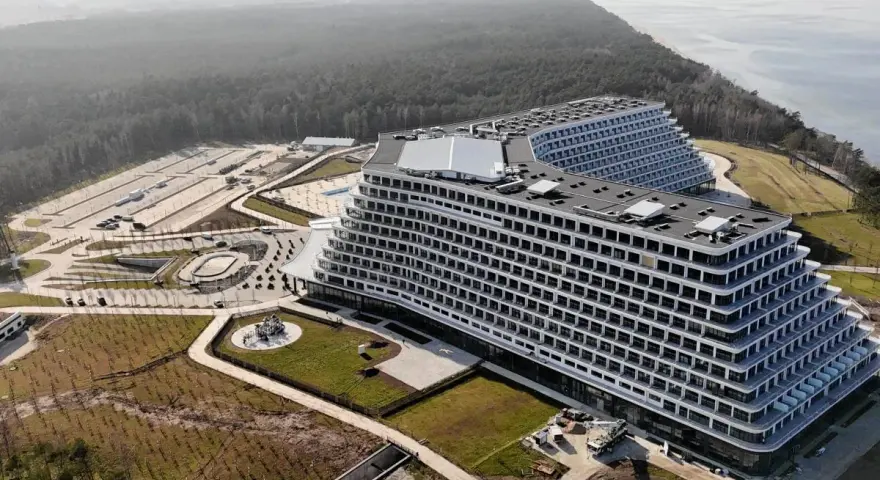 Nowoczesne hotele Gołębiewski w Polsce, zlokalizowane nad morzem, otoczone lasem.