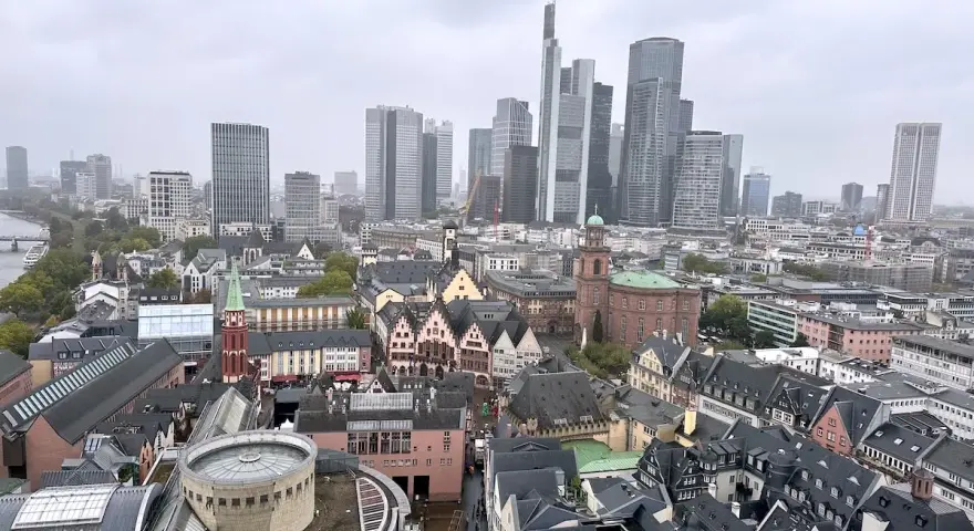 Blick über Frankfurt: Historische Fachwerkhäuser treffen auf moderne Wolkenkratzer. Hier sieht man, was man in Frankfurt machen kann: Kultur, Geschichte und Zukunft vereint.