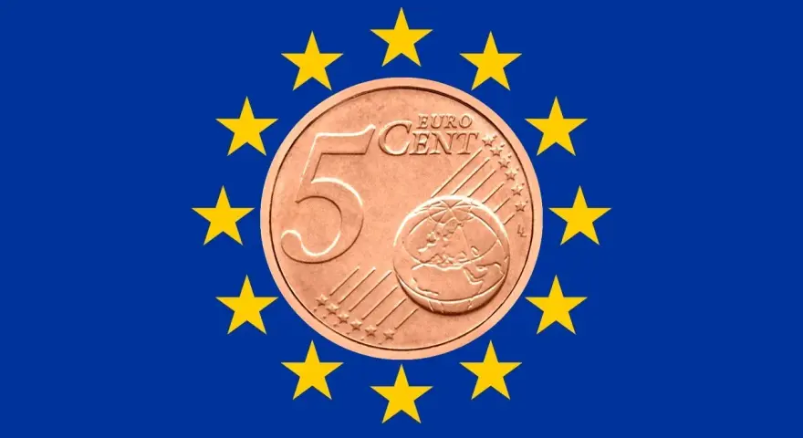 Une pièce de 5 centimes d'euro, rare, pourrait valoir 6000 €. Elle est entourée des étoiles du drapeau européen.