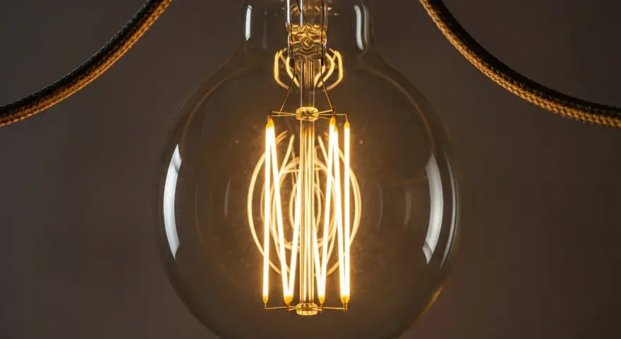 Żarówka typu "edison bulbs" z widocznym żarnikiem, idealna do budowania nastroju loftu.