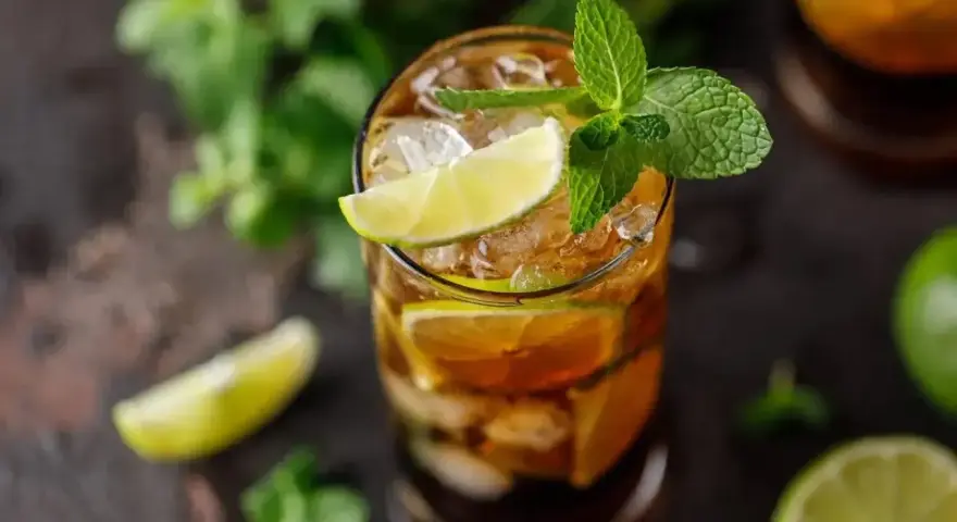 Orzeźwiający Cuba Libre z limonką i miętą. Idealny przepis na lato.