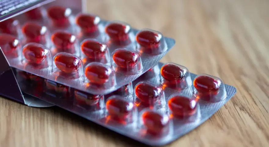 Czerwone kapsułki w blistrach. Czy suplementy szkodzą wątrobie? Zastanawiasz się nad tym, biorąc takie preparaty.