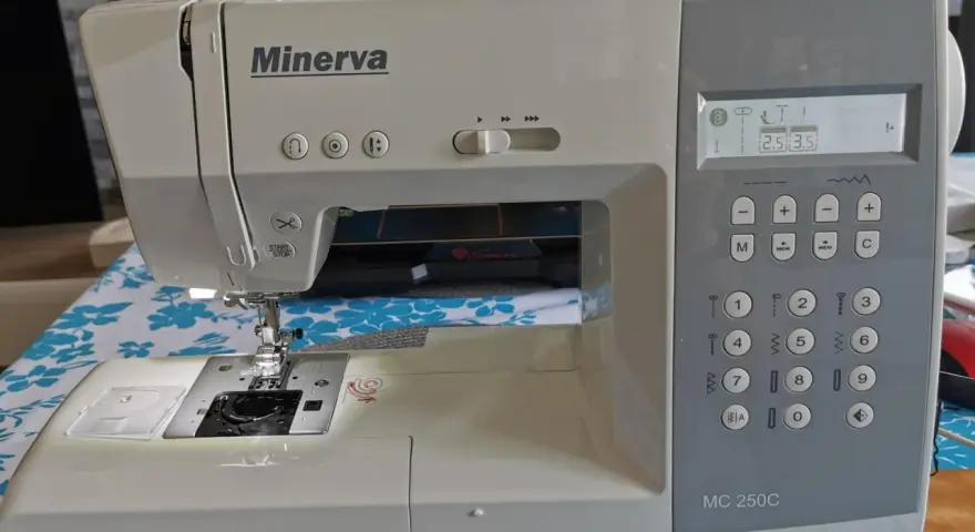 Nowa maszyna do szycia Minerva MC250C z cyfrowym wyświetlaczem i wieloma funkcjami.