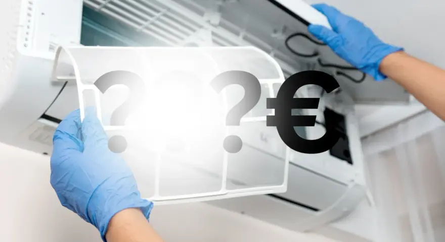 Hände in blauen Handschuhen entfernen einen Klimaanlagenfilter. Fragezeichen und ein Euro-Symbol deuten auf die **Klimaanlage reparieren Kosten** hin.