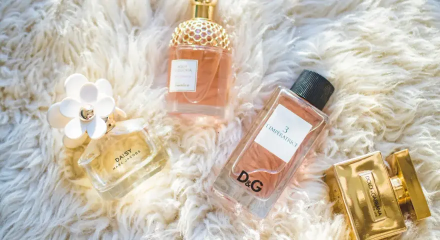 Kolekcja perfum: Daisy, Aqua Allegoria Guerlain, L'Impératrice D&G i The One Dolce & Gabbana. Delikatny, kwiatowy **styraks** unosi się w powietrzu.