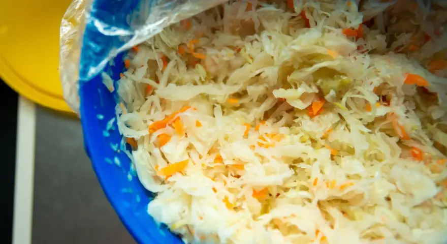 Gotowana kapusta kiszona z marchewką, przygotowana do podania.