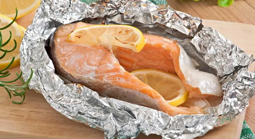 Salmón al horno en papel de aluminio con rodajas de limón. Una de las recetas de salmón más sencillas y deliciosas.