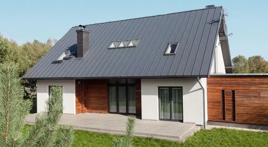 Jak kłaść blachę na dachu, aby uniknąć najczęstszych błędów?