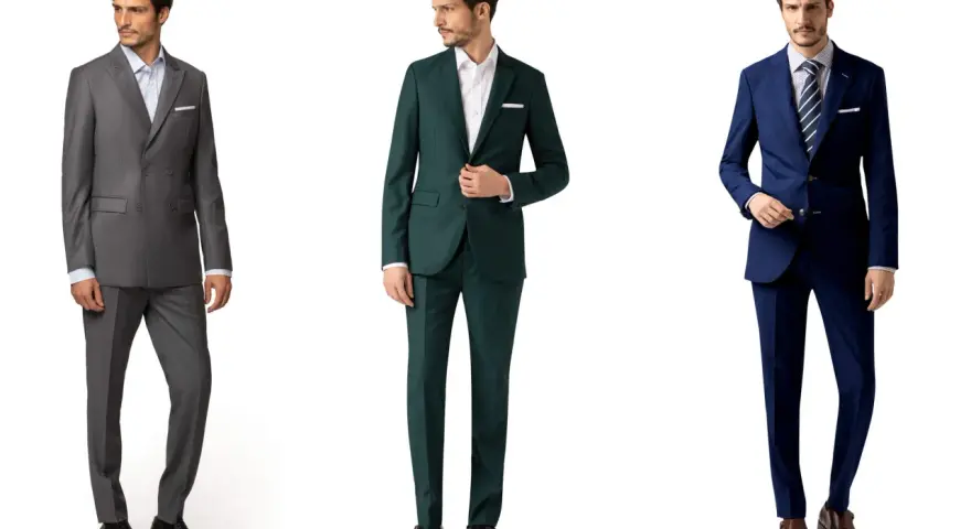 Tres hombres con trajes elegantes, grises, verdes y azules, perfectos para un código de vestimenta formal.