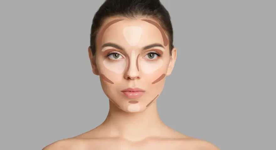 Modelka pokazuje, gdzie nakładać bronzer i rozświetlacz, by wymodelować twarz. Linie wskazują idealne miejsca aplikacji.