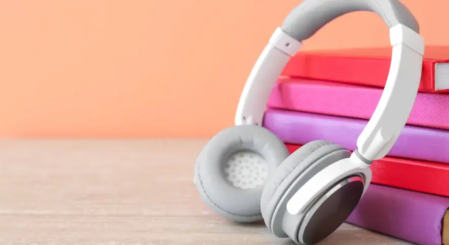 Słuchawki neodymowe czy dynamiczne? Wybór zależy od tego, czy wolisz słuchać audiobooków, czy muzyki.