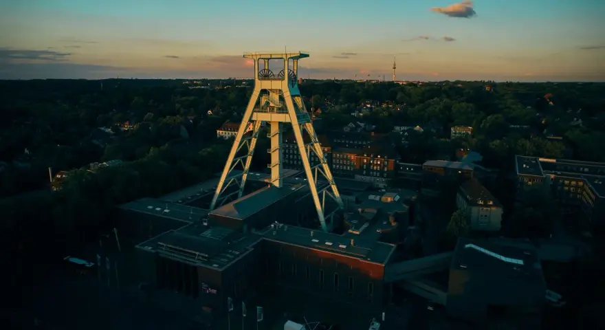 Bochum atrakcje: imposante Förderturm-Architektur des Deutschen Bergbau-Museums im Abendlicht.