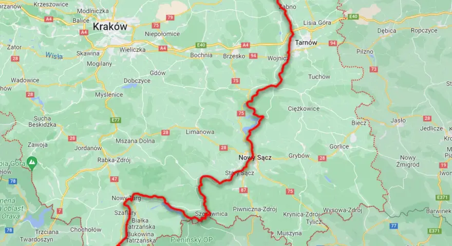 Mapa z zaznaczonymi trasami rowerowymi w okolicach Nowego Sącza i dalej na północ.