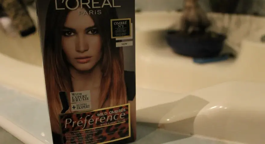 Pudełko farby L'Oréal Préférence z efektem czarne włosy ombre. Modelka na opakowaniu ma włosy w odcieniach brązu i blondu.