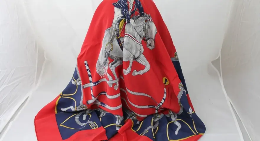 Foulard Hermes con cavaliere e cavallo, un'ispirazione per come indossare foulard Hermes con stile.