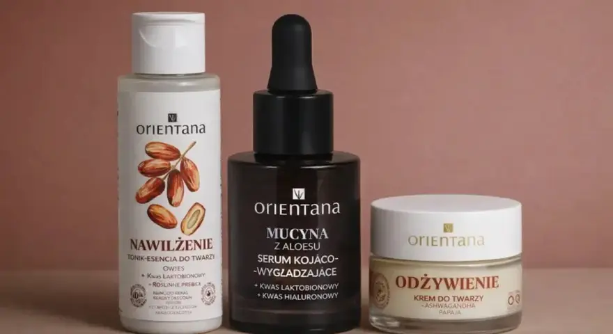 Zestaw kosmetyków Orientana: tonik z kwasem laktobionowym, serum kojąco-wygładzające z kwasem laktobionowym i krem odżywczy.