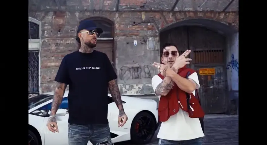 Pokaż co tam masz pod bluzką - znaczenie i kontekst w Pistolet
