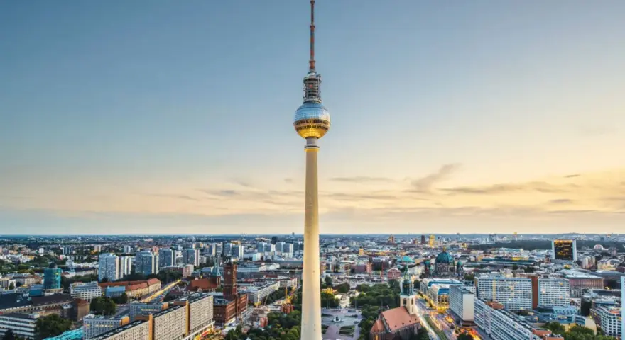 Fernsehturm ragt über Berlin auf. Ein perfekter Ort für Sightseeing Berlin bei Sonnenuntergang.