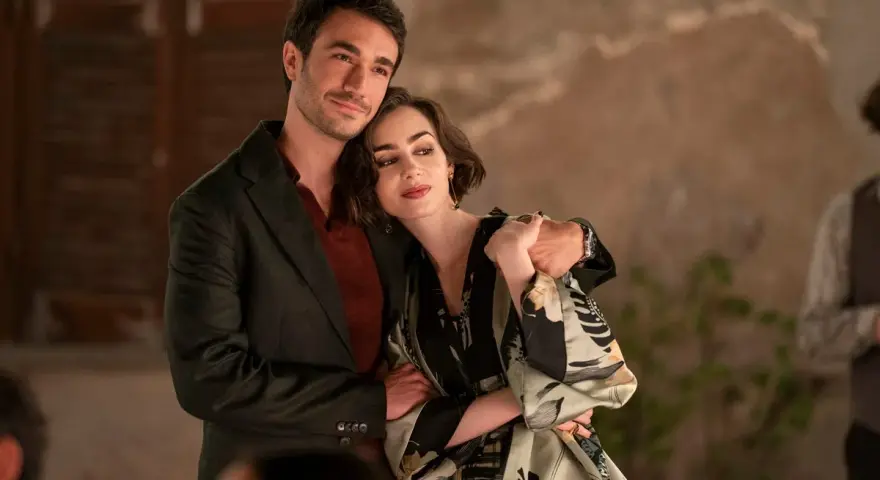 Eugenio Franceschini abbraccia teneramente la sua moglie, un momento di intimità in un contesto elegante.