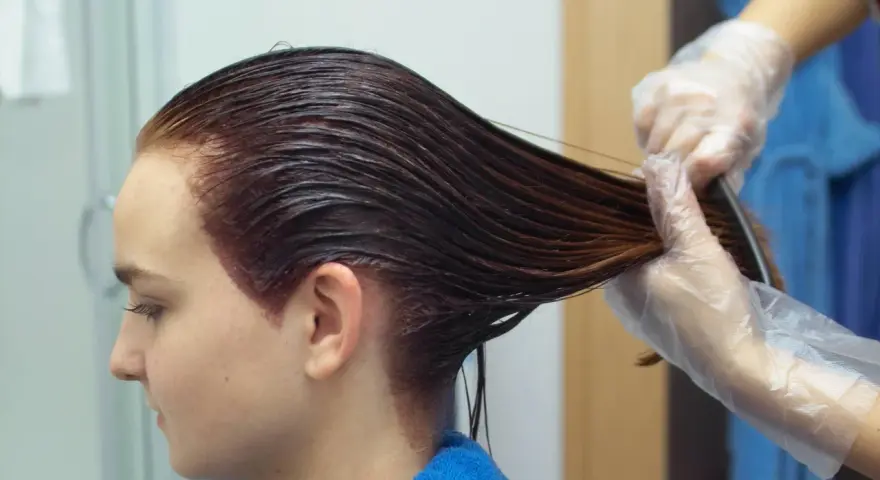 Haare färben in der Schwangerschaft: Bedenkenlos? Der Fakten-Check