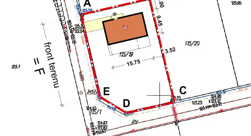 Plan działki z zaznaczonym budynkiem i wymiarami. Określenie "zmiana warunków zabudowy ile trwa" może być związane z analizą tego typu dokumentacji.