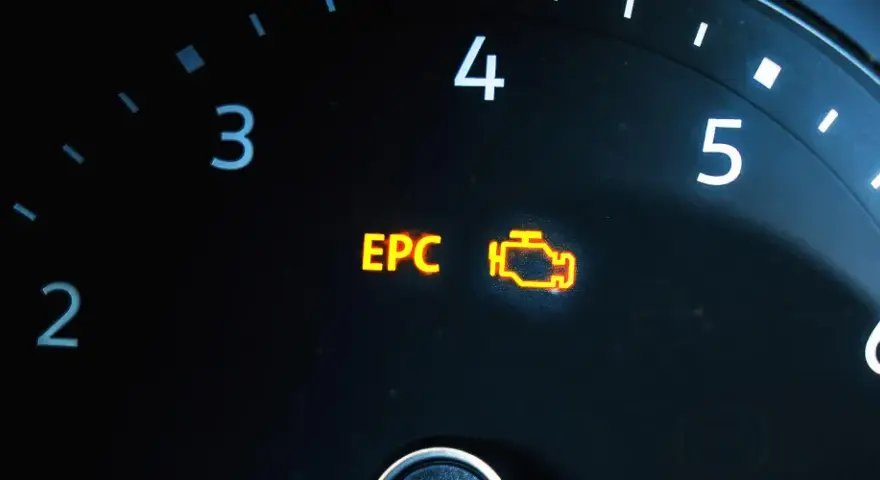 Leuchtende EPC-Warnleuchte im Auto-Armaturenbrett. Ein Motor-Symbol leuchtet ebenfalls.