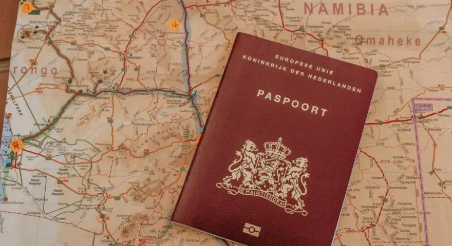Paszport Holenderski na mapie Namibii. Planujesz podróż do Namibii? Ten paszport to klucz do Twojej przygody.