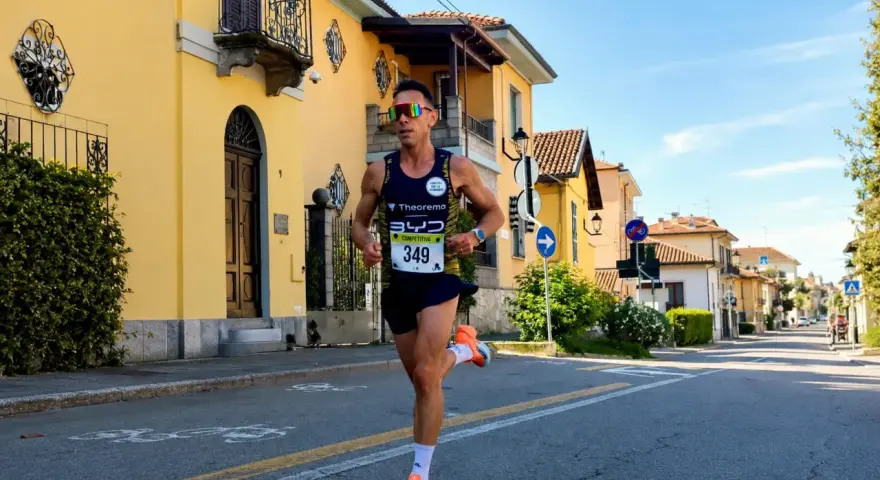 Atleta corre in una gara, un esempio di come affrontare i tempi mezza maratona principianti con determinazione.